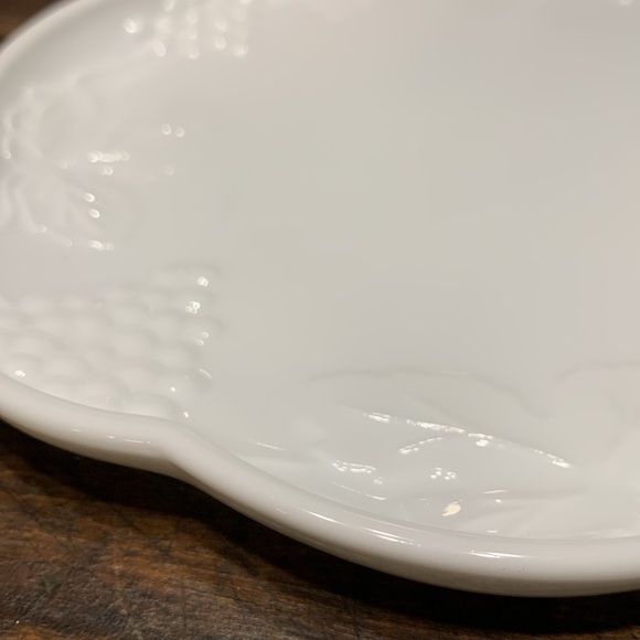 60’s INDIANA COLONY WHITE MILK GLASS HARVEST GRAPES LUNCHEON SET/SNACK SET - Picture 6 of 13